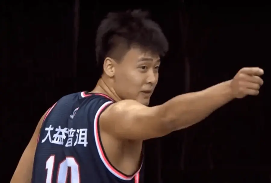 我离开广东, 球迷不买账, 人与人多沟