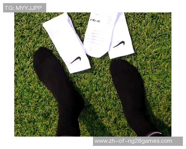 足球场上的必备装备 足球袜背后的科技与品牌选择揭秘